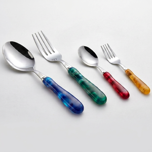 Ensemble de couverts élégants en acier inoxydable finition argentée avec manches en résine colorées, pour fêtes, mariages et restaurants - Product Image 1