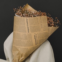 Papier crépon antique pour emballer des journaux anciens, des fleurs et du vin
