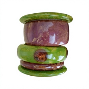 Brazalete de Resina Esculpida de la Mejor Calidad, Redondo, Moderno, Artístico, Decorativo, con un Diseño Único en Color Verde Azulado y Crema, Ideal para Bodas y Fiestas - Product Image 2