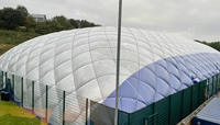 La dôme est idéale pour les clubs de padel ou de tennis ; elle résiste à la chaleur et au froid extrêmes et est facile à installer et à démonter.