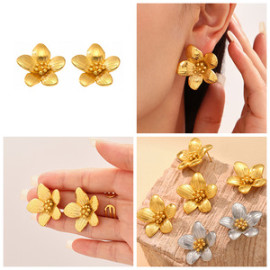 QX Boucles d'oreilles clous tendance et élégantes pour femme, en acier inoxydable 316L plaqué or 18 carats, motif fleur blanche, idéales pour les soirées - Product Image 5