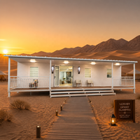 Maison préfabriquée portable, unité de logement modulaire avec large terrasse avant, marches et porte d'entrée en verre pour le bureau d'un chantier de travail