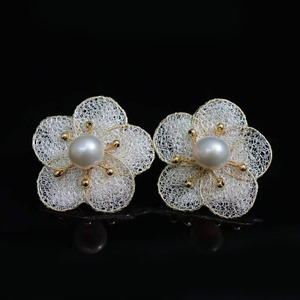 Pendientes de Perlas Florales con Diseño Original en Oro de 14K, Artesanía Italiana en Encaje Metálico, Perlas de Agua Dulce de 9-10mm con Alto Brillo - Product Image 1