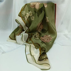 Nuova Sciarpa di Lusso in Pura Seta di Gelso 100% con Design Esclusivo, Stampa Personalizzata, Protezione Solare, Sciarpa in Seta Stampata per <span class=keywords><strong>Donna</strong></span>, Crepe Liscio - Product Image 3