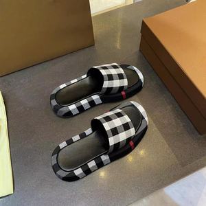 Chaussons décontractés à semelle épaisse, conçus pour les femmes, à carreaux et à rayures, tendance et adaptés à un usage quotidien et à l'extérieur. - Product Image 3