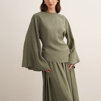 Ensemble Modeste Vert Sauge Personnalisé 2026 – Nouveauté : Tenue 2 Pièces pour Femme Musulmane – Haut Asymétrique à Manches Cloche et Jupe Longue Plissée