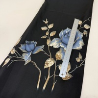 Tissu pour vêtements 100% polyester jacquard, tissage uni, satin imprimé, résistant aux plis, respirant, poids moyen, noir floral pour femmes