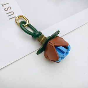 Breloques de sac et porte-clés de voiture en <span class=keywords><strong>cuir</strong></span> miniatures, style Miu, motif pétales de rose, design floral, pour chaussures kangourou et bottes <span class=keywords><strong>Dr</strong></span> <span class=keywords><strong>Martens</strong></span> - Product Image 3