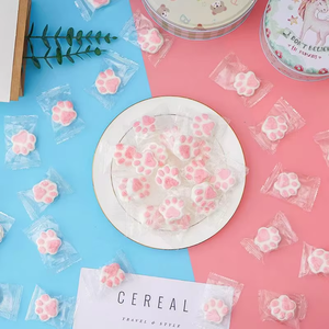 Bonbons fruités en forme de griffes de chat rose, doux et moelleux, emballés individuellement, pour cadeau de fête, en sachet. - Product Image 2