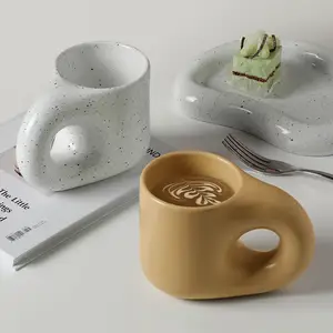 Redeco Moderne Steinzeug becher Art Cup Coaster Set Süße Tassen für Küchen bedarf