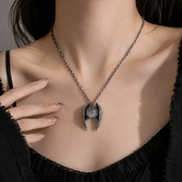 Collier pendentif Novito tendance vintage européen et américain en alliage plaqué argent avec cristal de laboratoire, chaîne maille forçat, ailes, cadeau unisexe