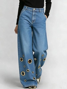 Jean droit en denim taille mi-haute avec découpes boutonnées, coupe régulière, longueur intégrale, style streetwear, pantalon respirant et tendance pour femme, idéal pour l'été - Product Image 6