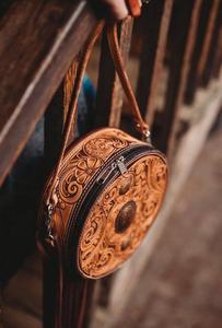 กระเป๋าสะพายไหล่หนังสลักลายดอกไม้พร้อมซิปปิดดีไซน์ดอกไม้หรูหรา - Product Image 2