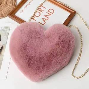 Nuevo <span class=keywords><strong>Bolso</strong></span> Bandolera de Cadena con Forma de Corazón de Piel Sintética, Moderno y Lindo, Bolsos Infantiles con Cierre de Cremallera para el Invierno - Product Image 4