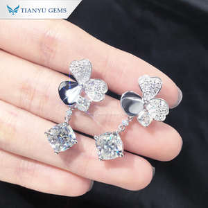 Pendientes de Trébol de Moissanita con Corte Cojín, Clásicos, Elegantes y Minimalistas, Chapados en Oro de 18k sobre Plata de Ley, de Tianyu Gems - Product Image 6