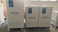 Stabilisateur de tension automatique triphasé 100 KVA 380 V 400 V pour usage industriel avec enroulement en cuivre et efficacité de 98 %