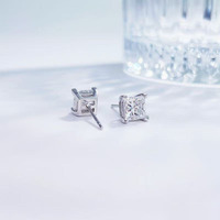 Orecchini a perno minimalisti alla moda e versatili con diamante quadrato a 4 griffe in platino Pt950 coltivato in laboratorio, orecchini raffinati, ear cuff