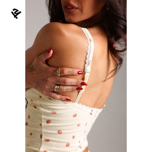 ชุดเซ็กซี่ลายสตรอว์เบอร์รี่ แต่งขอบลูกไม้ เสื้อกล้ามและกางเกงขาสั้น ชุดนอนสายเดี่ยวถักนิตติ้ง ชุดลำลองฤดูร้อนสำหรับผู้หญิง ชุดสองชิ้น - Product Image 4