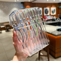 Étui léger semi-transparent pour iPhone 16 avec accent de couleur sur le bord de l'objectif, coque rigide antichoc