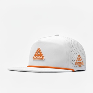 Casquette de golf snapback premium imperméable à 5 panneaux OEM avec patch en PVC, découpe au laser, performance, chapeaux classiques personnalisés - Product Image 1