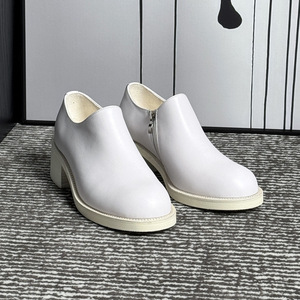 รองเท้าหนังพื้นหนา หนังคุณภาพสูง สีขาวบริสุทธิ์ ผิวเรียบ ซิปด้านข้าง สไตล์ลำลองแต่เป็นทางการสำหรับผู้ชาย - Product Image 1