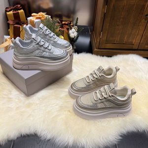 Baskets blanches à plateforme haute, style compensé, polyvalentes pour les tenues décontractées et sportives, et mocassins surdimensionnés mignons et adorables. - Product Image 3