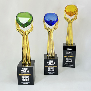 क्रिस्टल ब्लू ग्रीन हार्ट डायमंड ट्रॉफी के लिए गोल्ड होल्डिंग हैंड क्रिस्टल ट्रॉफी MH-J985 - Product Image 2