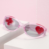 2024 nouveautés styles mignons en plastique mode lunettes de soleil en forme de coeur Y2K designer logo personnalisé lunettes de soleil pour dames
