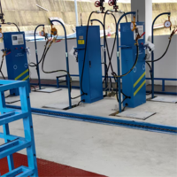 Ligne de remplissage de bouteilles de GPL semi-automatique électrique et pneumatique YUNER, fonction 3-en-1, haute précision, convoyeur à chaîne en bois