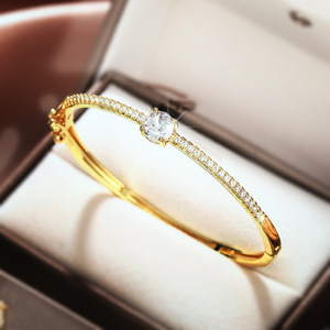 Bracciale minimalista di lusso leggero per donna, elegante gioiello da polso per l'uso quotidiano - Product Image 2