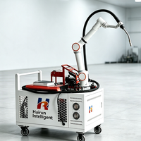 Robot de soudage collaboratif intelligent sur chariot mobile, soudeur sécurisé pour la collaboration humaine, pour structures en acier