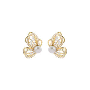 Boucles d'oreilles clous WENCHI 1593 en perles naturelles papillon, au design élégant pour femme - Product Image 1