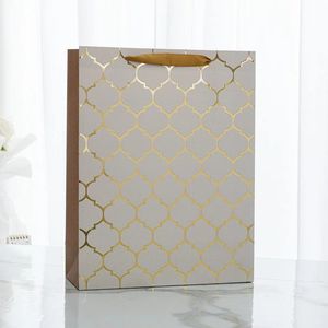 Bolsas de Papel Blancas de Cartón con Diseño Único e Impresión Personalizada de Lujo, con Asas de Listón y Detalles en Dorado para Regalos y Compras - Product Image 6
