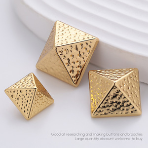 Bán Buôn Nhà Máy Tùy Chỉnh Kích Thước Hình Học Thời Trang Sang Trọng Cubic <span class=keywords><strong>Fancy</strong></span> Kim Loại Vàng Nút Cho Phụ Nữ Áo Sơ Mi - Product Image 2