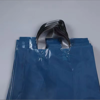Sac de courses refermable en plastique PE tendance avec poignée découpée épaisse, option logo personnalisé, pour supermarché et emballage cadeau