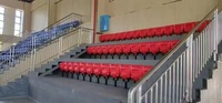 Chaise de stade pliable par gravité 2026 pour sports de plein air, siège en plastique, utilisée pour les écoles, les gymnases, matériau métallique pour mobilier extérieur