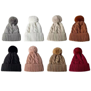 Vente en gros de bonnets tricotés d'hiver pour femmes, <span class=keywords><strong>bonnet</strong></span> à <span class=keywords><strong>pompon</strong></span> en fausse fourrure, <span class=keywords><strong>bonnet</strong></span> à la mode <span class=keywords><strong>blanc</strong></span> noir, tissu en coton chaud avec logo personnalisé - Product Image 1