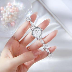 Montre-bracelet pour femme en or rose de luxe avec cadran en nacre et cristaux, élégante montre-bracelet à quartz tendance - Product Image 3