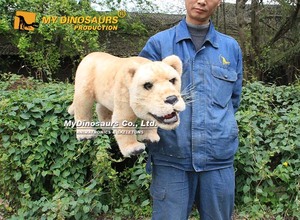 Marionnette de main bébé lion grandeur nature interactive sur le thème du parc animalier MY DINO HP-075 - Product Image 4