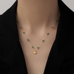 สร้อยคอผู้หญิงสไตล์วินเทจเรียบง่ายทันสมัย ทำจากสแตนเลสชุบทอง 18k พร้อมจี้เปลือกหอยและลูกปัดสีเขียว - Product Image 4