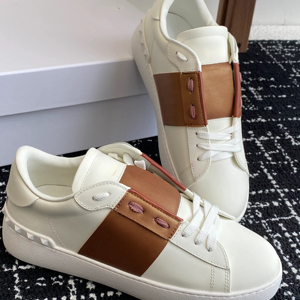 Zapatillas Deportivas Blancas de Cuero para Mujer con Detalle de Franja Color Bronceado y Tachuelas, Zapatos Casuales de Caña Baja - Product Image 1
