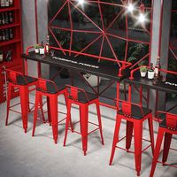 Tables et chaises en bois massif et métal de style industriel noir et rouge, très demandées pour les bars et salons de thé