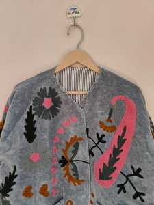 Veste en velours brodée Suzani, faite à la main, motif floral bohème, manteau vintage tribal, vêtement d'extérieur unique, veste artisanale distinctive - Product Image 2