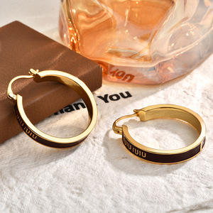 <span class=keywords><strong>Pendientes</strong></span> <span class=keywords><strong>de</strong></span> aro con esmalte <span class=keywords><strong>de</strong></span> efecto goteo <span class=keywords><strong>y</strong></span> encanto vintage. Un diseño minimalista, exquisito <span class=keywords><strong>y</strong></span> elegante <span class=keywords><strong>de</strong></span> lujo discreto para <span class=keywords><strong>el</strong></span> día a día. - Product Image 4