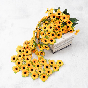 Petites fleurs artificielles en soie en forme de tournesol tridimensionnelles à suspendre au mur pour la décoration de la boutique de thé au lait, du balcon ou comme bouquet de verdure - Product Image 4