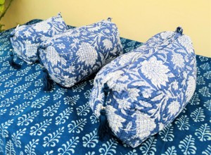 Bolsa de aseo azul acolchada de algodón puro hecha a mano en India, bolsa de maquillaje lavable, bolsa de aseo con estampado a mano, juego de 3 piezas. - Product Image 3