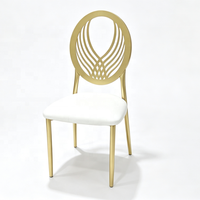 Chaise de réception moderne en métal doré avec dossier Phénix, coussin blanc, pour événements et location de mariage