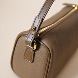 Bolso de mano personalizado para mujer, de cuero genuino de alta calidad, estilo casual y de moda. - Product Image 3