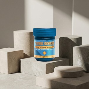 Inhalateur nasal en plastique aux herbes thaïlandaises, menthol naturel, camphre, cannelle pour le bien-être et la relaxation, authentique produit à base de plantes thaïlandais - Product Image 3