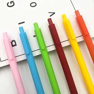 Le stylo à bille en plastique couleur Macron personnalisé CCH convient à une utilisation en publicité d'entreprise et comme cadeaux promotionnels. - Product Image 1